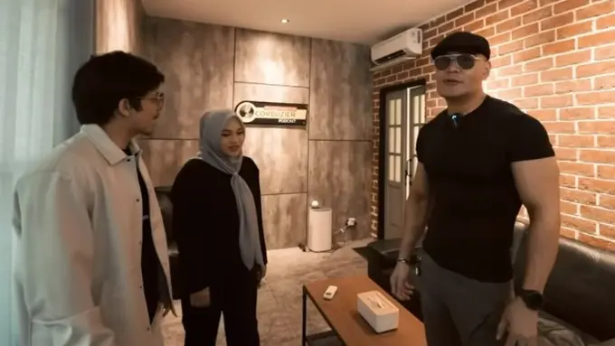 Deddy Corbuzier dan studio mewahnya (YouTube/AH)