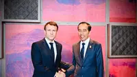 Presiden Joko Widodo atau Jokowi mengadakan pertemuan bilateral dengan Presiden Prancis, Emmanuel Macron disela-sela penyelenggaraan Konferensi Tingkat Tinggi (KTT) G20 Bali.