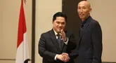 Ketua Umum PSSI, Erick Thohir, resmi mengumumkan Satoru Mochizuki, sebagai pelatih baru Timnas Putri Indonesia di Menara Danareksa, Jakarta, Selasa (20/2/2024). (Bola.com/M Iqbal Ichsan)