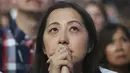 Seorang pendukung dari Capres Partai Demokrat Hillary Clinton menyaksikan perhitungan suara Pilpres AS 2016 di Jacob K. Javits Convention Center di New York, AS, (8/11). (REUTERS/Adrees Latif)