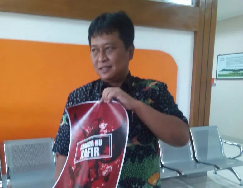 Ketua DPRD Kota Semarang, Supriyadi menunjukkan poster 