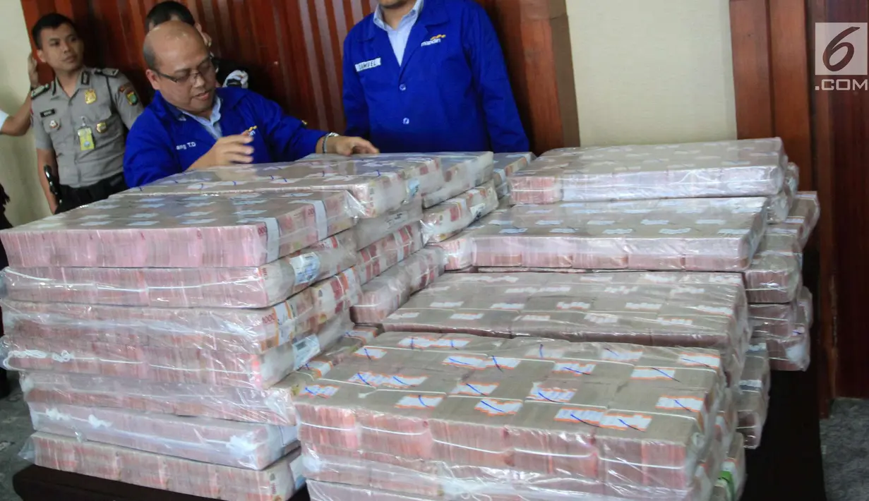 Pegawai Bank Mandiri menerima uang ganti rugi korupsi BLBI dengan terpidana Samadikun Hartono di Gedung Bank Mandiri, Jakarta, Kamis (17/5). Mantan Komisaris Utama PT Bank Modern itu terbukti korupsi dana talangan BLBI. (Liputan6.com/Angga Yuniar)