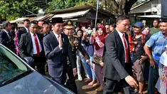 Presiden Joko Widodo didampingi Kapolri, Tito Karnavian dan rombongan berjalan kaki menuju lokasi upacara HUT ke-72 TNI di Pelabuhan Indah Kiat, Banten (5/10). Presiden Jokowi berjalan sejauh 2,5 km menuju lokasi upacara. (Liputan6.com/Pool/Agus Suparto)