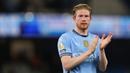 Pemain Manchester City, Kevin De Bruyne merayakan kemenangan timnya atas Wolverhampton dalam laga lanjutan Liga Inggris 2024/2025 di Etihad Stadium, Manchester, Inggris, Jumat (02/05/2025) waktu setempat. (AFP/Darren Staples)