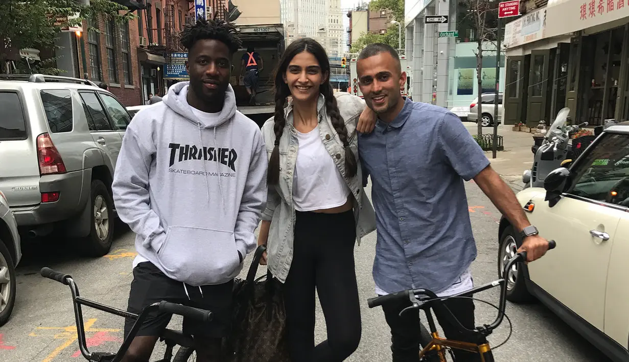 Seperti yang dilansir dar akhirnya Sonam Kapoor pun buka suara tentang kabar pernikahannya. Ia mengaku jika akan melangsungkan pernikahannya pada 7 Mei 2018. (Foto: instagram.com/anandahuja)