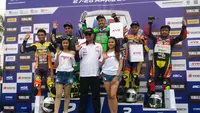 Tommy Richard Orlando naik podium pertama untuk kelas RX King Tune Up ajang Yamaha Cup Race (YCR) 2019 seri Boyolali, Minggu (28/4/2019). (Bola.com/Vincentius Atmaja)