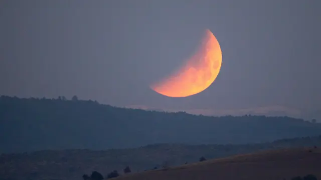 Gerhana Bulan Total di Skopje, Macedonia.