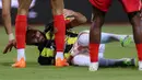 Penyerang Al Ittihad Karim Benzema tergeletak di lapangan saat melawan Al Wehda pada pertandingan sepak bola Saudi Pro League atau Liga Arab Saudi di Stadion King Abdul Aziz, Mekah, Arab Saudi, Senin (28/8/2023). (Abdel Ghani BASHIR/AFP)