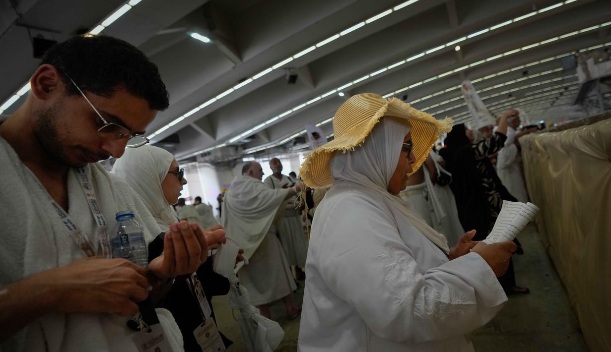 Umat Muslim berdoa setelah melakukan lempar jumrah sebagai rangkaian ibadah haji di Mina, Arab Saudi, Rabu 27 Mei 2026. (AP Photo/Altaf Qadri)