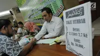 Petugas zakat melakukan ijab penerimaan zakat di Masjid Istiqlal, Jakarta, Jumat (1/7). Waktu pembayaran dibuka hingga malam takbiran dengan pembayaran zakat senilai Rp50ribu dan beras 3,5 liter. (Liputan6.com/Helmi Afandi)