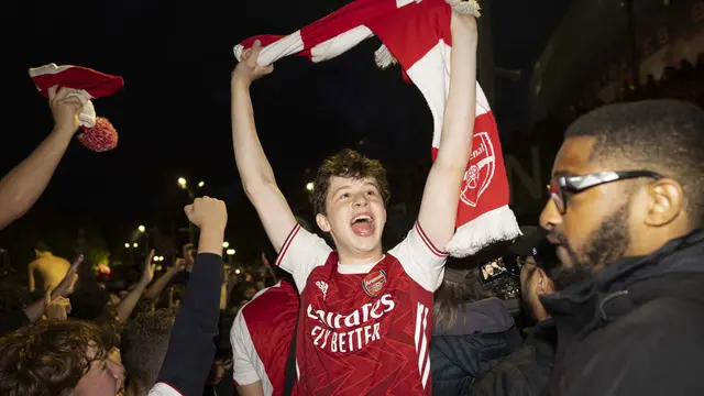 Pendukung Arsenal Berpesta Rayakan Gelar Juara Liga Inggris