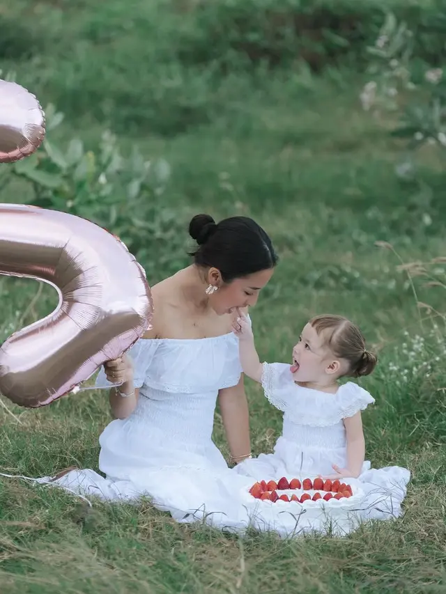 Jennifer Coppen kenakan dress putih saat ulang tahun Kamari ke-2. [@jennifercoppenreal20]