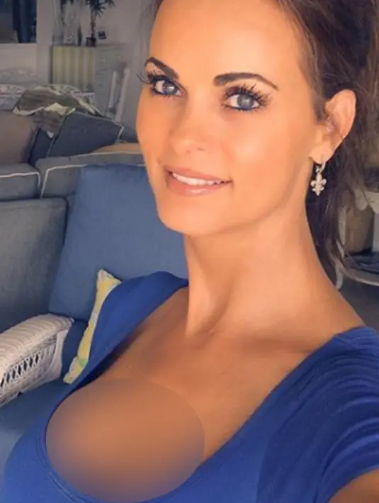 Mantan model majalah Playboy, Karen McDougal berswafoto dengan balutan busana berwarna biru. McDougal sebelumnya mengaku pernah menjadi selingkuhan Presiden AS Donald Trump selama beberapa bulan. (Instagram/karenmcdougal)