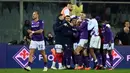 Para pemain Fiorentina merayakan gol ke gawang Torino pada pertandingan sepak bola perempat final Coppa Italia di Stadion Artemio Franchi, Florence, Italia, 1 Februari 2023. Fiorentina mengalahkan Torino dengan skor 2-1 dan berhasil melaju ke babak semifinal Coppa Italia. (Massimo Paolone/LaPresse via AP)