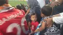 Dalam stadion, Rinjani ternyata bertemu dengan teman baru, ada seorang anak dari The Jakmania lainnya yang diajak untuk menonton Macan Kemayoran saat away ke markas klub Singapura. (Bola.com/Mustopha)