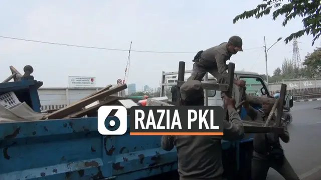 20 pedagang kaki lima terkena razia Satpol PP di Cakung, Jakarta Timur. Dalam razia ini seorang pedagang berhasil kabur.