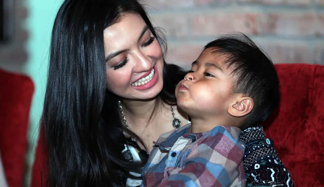 Mengawali dengan mempelajari ilmu agama Islam lebih dalam sebelum berhijab, menjadi salah satu bentuk persiapan Raline Shah untuk mengenakan hijab. Menurutnya, hijab bukan hanya menutup kepala dengan sehelai kain. (Deki Prayoga/Bintang.com)