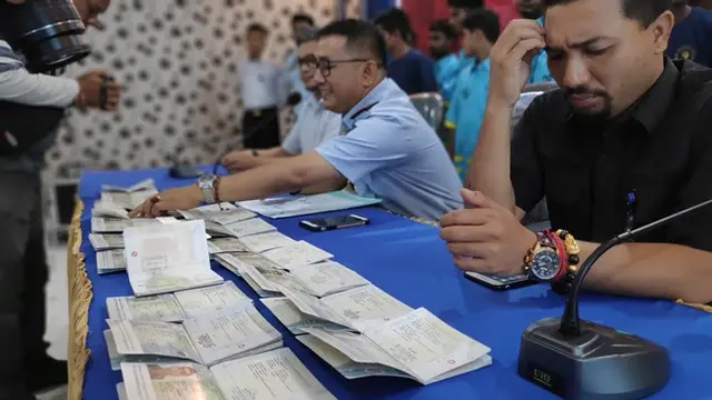 Petugas Rudenim Pekanbaru memperlihatkan pasport yang digunakan imigran Bangladesh untuk ke Indonesia.