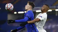 Pemain Chelsea, Kai Havertz, mengontrol bola saat melawan Krasnodar pada laga Liga Champions di Stadion Stamford Bridge, Rabu (9/12/2020). Kedua tim bermain imbang 1-1. (AP Photo/Kirsty Wigglesworth, Pool)