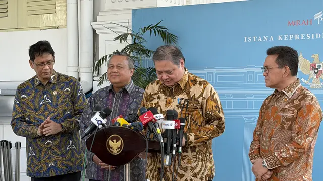 Menteri Koordinator Bidang Perekonomian Airlangga Hartarto bersama beberapa menteri lain memberikan keterangan di Kompleks Istana Kepresidenan Jakarta, Kamis (21/5/2026). (Liputan6.com/Lizsa)