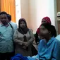 Wagub Jawa Timur Saifullah Yusuf dan Bupati Lumajang As'at Malik menjenguk Tutik Handayani yang mengalami kelainan cacat wajah bawaan sejak lahir. (Liputan6.com/Dian Kurniawan)