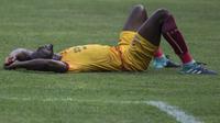 Bek Sriwijaya FC, Mahamadou N'Diaye, tampak kesakitan saat melawan PSMS Medan pada perebutan tempat ketiga Piala Presiden di SUGBK, Jakarta, Sabtu (17/2/2018). PSMS kalah 0-4 dari Sriwijaya. (Bola.com/Vitalis Yogi Trisna)