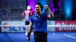 Selebritas Indonesia, Saaih Halilintar melakukan selebrasi setelah mencetak poin dalam laga semifinal ganda putra padel Turnamen Olahraga Selebriti Indonesia (TOSI) Season 4 di GOR UNJ, Jakarta, Minggu (02/11/2025). (Bola.com/Bagakara Lazuardi)