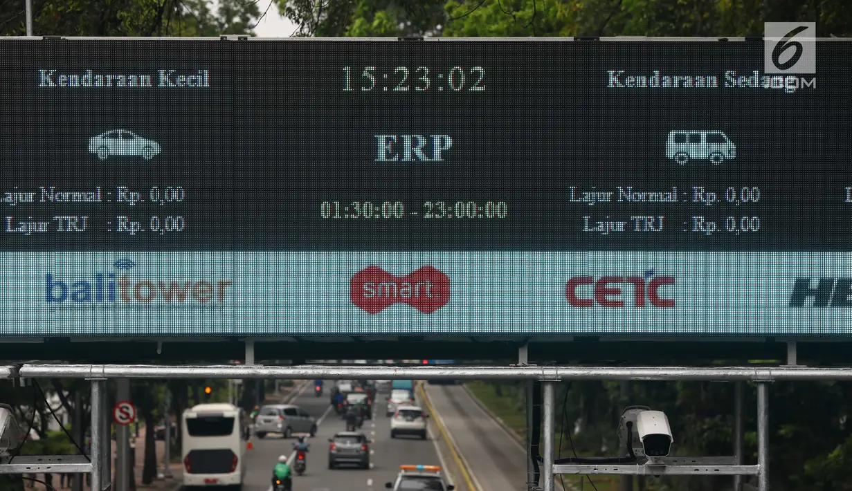 Alat electronic road pricing (ERP) terpasang di Jalan Medan Merdeka Barat, Jakarta, Senin (13/11). Pemprov DKI Jakarta akan melakukan uji coba coba sistem jalan berbayar atau ERP secara. (Liputan6.com/Angga Yuniar)