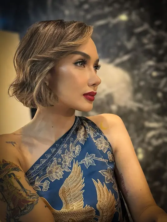 Penampilan glamor Sara Wijayanto didukung dengan makeup bold dan curly highlight hair yang menawan [@sarawijayanto]