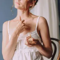 Alasan aroma parfum fruity menjadi pilihan saat musim panas. (foto: freepic.diller/freepik)