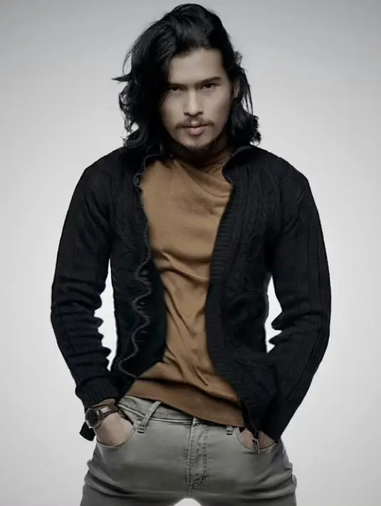 Sama seperti kebanyakan orang, pasti Virzha pun ingin memiliki kehidupan yang seimbang antara karier dan asmaranya. Untuk itu, mengingat dirinya sudah sukses bermusik, kini ia ingin juga melengkapinya dengan menikah. (Instagram/virzhaofficial)