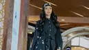 Begini potret Miss Grand Indonesia 2022, Andina Julie membawakan koleksi modest wear bertajuk ‘Timeflies’ milik Ivan Gunawan. Gamis warna hitam ini memiliki aksen kancing dan motif kupu-kupu. (Instagram/mandjha.ivangunawan).