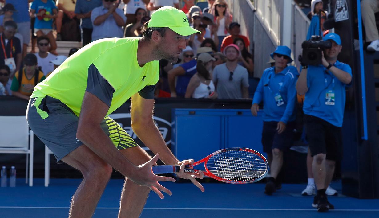 Petenis Kroasia, Ivo Karlovic berselebrasi setelah mengalahkan petenis Jepang, Yuichi Sugita di babak kedua turnamen Australia Terbuka 2018, Rabu (17/1). Karlovic muncul sebagai petenis tertua yang sukses melaju ke babak Australia Terbuka (AP/Ng Han Guan)