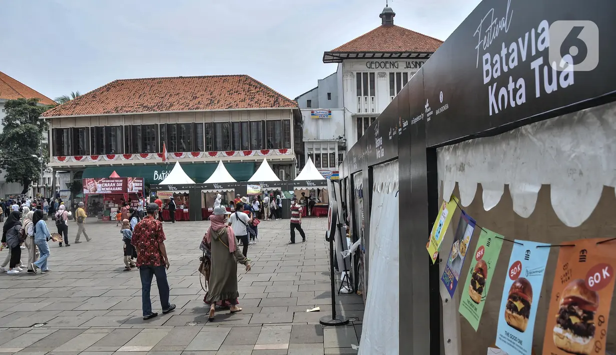 Pengunjung saat mendatangi Festival Batavia Kota Tua, Jakarta, Minggu (28/8/2022). Festival yang berlangsung hingga hari ini tersebut menampilkan sejumlah kesenian tradisional maupun modern dan memamerkan sejumlah produk UMKM di Jakarta sekaligus sebagai momentum diresmikannya wajah baru Kota Tua pasca direvitalisasi. (merdeka.com/Iqbal S Nugroho)