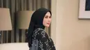 Gaya memukau Syahnaz Sadiqah pakai wastra. Atasan bernuansa hitam dari tenun dan rok keemasan, dipadukan dengan hijab hitam polos membalut apik tubuh Syahnaz. [Foto: Instagram/syahnazs]