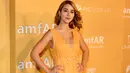 <p>Caylee Cowan tiba untuk amfAR Gala Los Angeles 2022 di Pacific Design Center, West Hollywood, California, Amerika Serikat, 3 November 2022. Cowan tampil dalam balutan minidress oranye, anting-anting perak, dan melengkapi penampilannya dengan sepasang sepatu hitam. (Jon Kopaloff/Getty Images/AFP)</p>