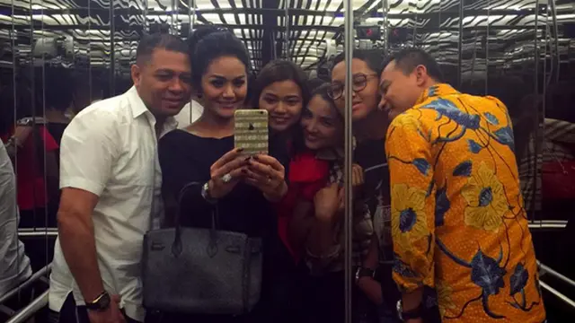 [Bintang] Keluarga Krisdayanti - Raul Lemos dan Anang - Ashanty