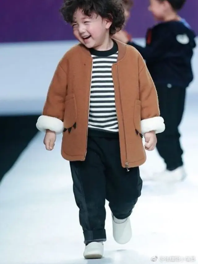 [Bintang] Gara-gara Jatuh di Catwalk, Model 4 Tahun Ini Malah Jadi Terkenal