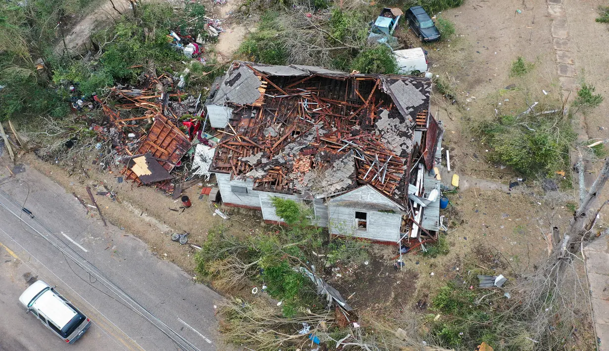 Gambar yang diambil dengan drone ini menunjukkan kerusakan akibat tornado di Selma, Alabama, Amerika Serikat, 13 Januari 2023. Di Selma, jam malam akan diberlakukan hingga subuh. (DroneBase via AP)