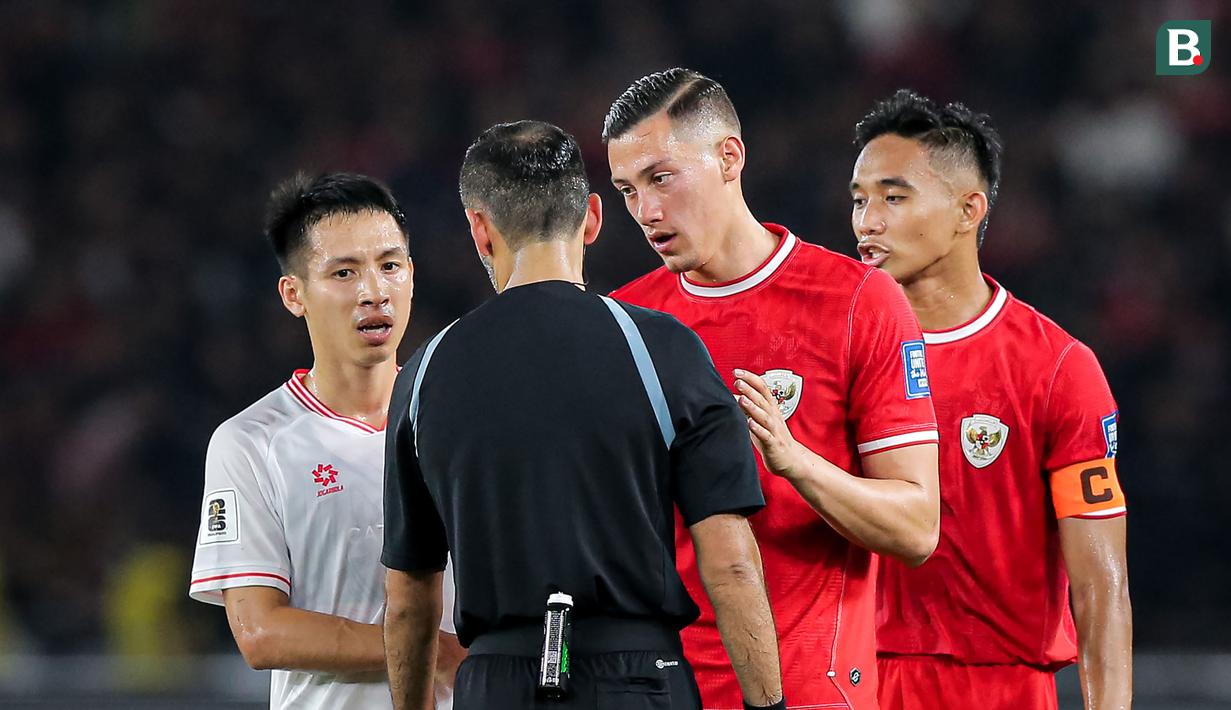 <p>Bek Timnas Indonesia, Jay Idzes (tengah) dan Rizky Ridho memprotes keputusan wasit Salman Ahmad Falahi saat menghadapi Vietnam pada laga Grup F kualifikasi Piala Dunia 2026 Zona Asia di Stadion Utama Gelora Bung Karno (SUGBK), Senayan, Jakarta, Kamis (21/3/2024). (Bola.com/Bagaskara Lazuardi)</p>