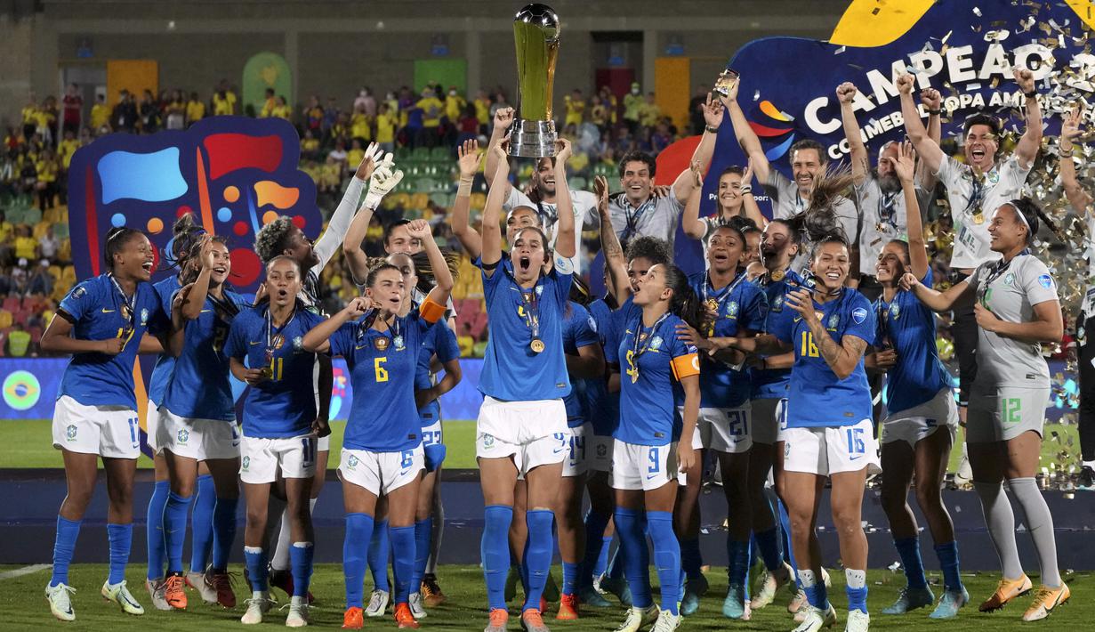 Para pemain Brasil merayakan kemenangan dalam pertandingan sepak bola final Copa America putri melawan Kolombia di Bucaramanga, Kolombia, 30 Juli 2022. Brasil menang 1-0. (AP Photo/Dolores Ochoa)