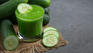 Siapa bilang kalau smoothie isinya hanya buah-buahan segar atau sayuran dan daging? Ternyata smoothie dari mentimun saja juga sudah cukup membuatmu bisa menurunkan berat badan. (Foto dok: freepik/jcomp).