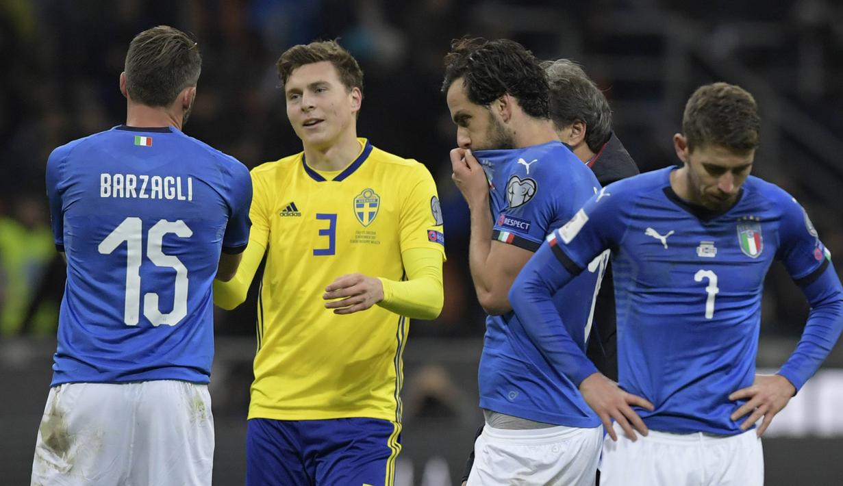 Pemain Italia tampak kecewa usai ditahan imbang Swedia pada laga leg kedua playoff Piala Dunia 2018, di Stadion Giuseppe Meazza, Senin (13/11/2017). Italia bermain imbang 0-0 dengan Swedia. (AFP/Miguel Medina)