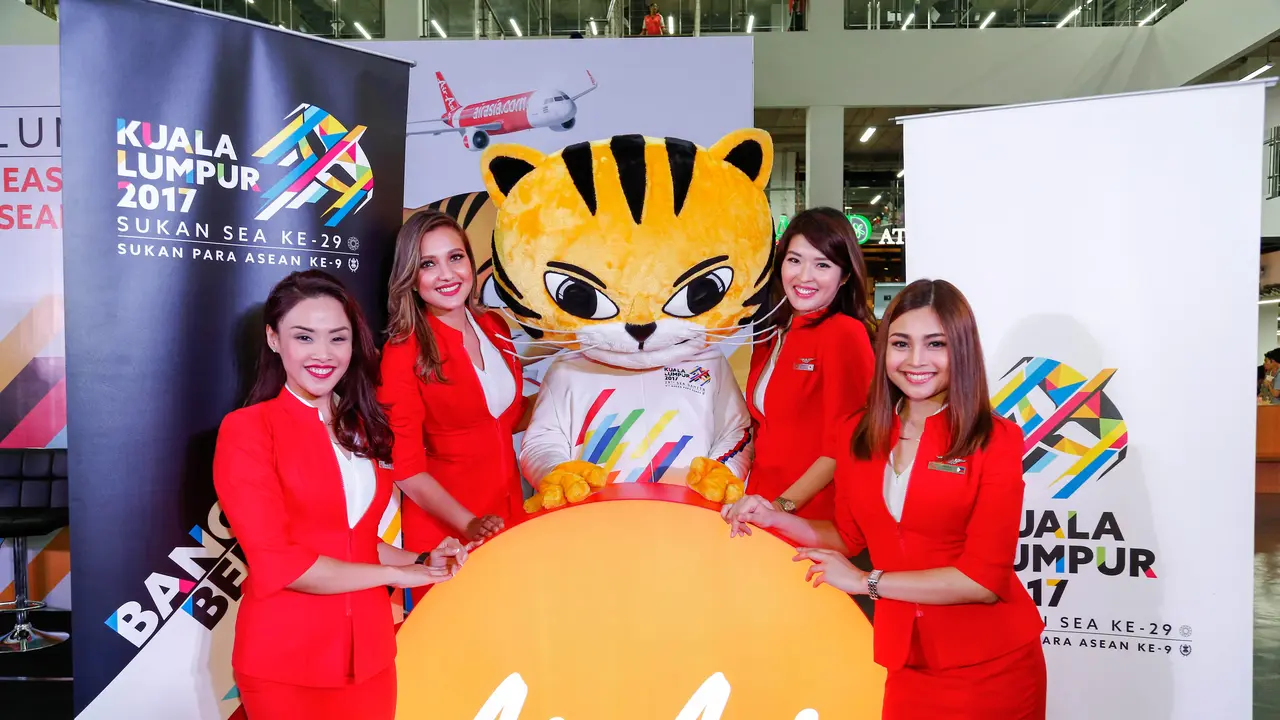 Awak kabin AirAsia bersama maskot SEA Games ke-29 dan ASEAN Para Games ke-9, Rimau, yang terinspirasi dari Harimau Malaya.