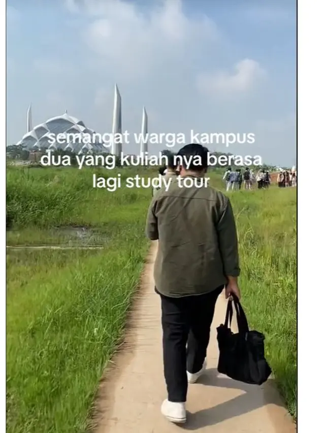 Viral Puluhan Mahasiswa Berangkat Kuliah Lewati Sawah, Kampus Dekat Masjid Al Jabbar