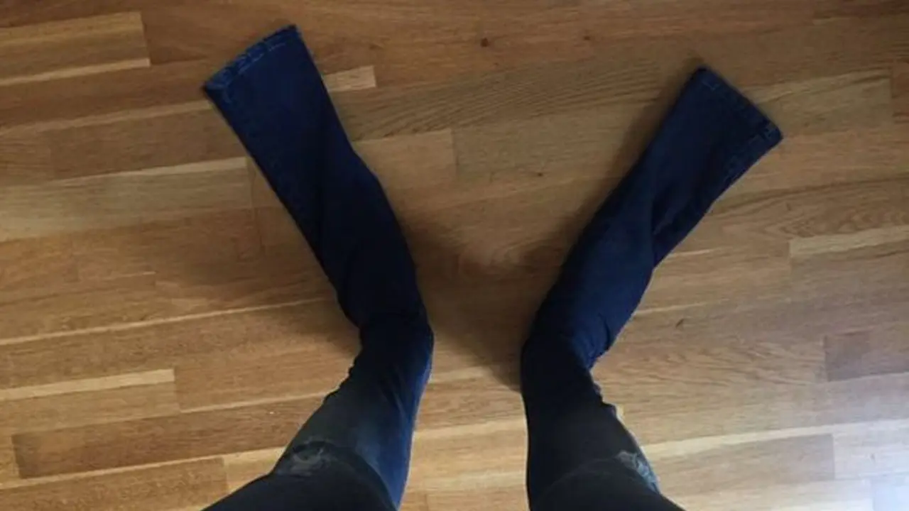 Bikin Ngakak, Jeans Ini Panjangnya Nggak Manusiawi! Sengaja?