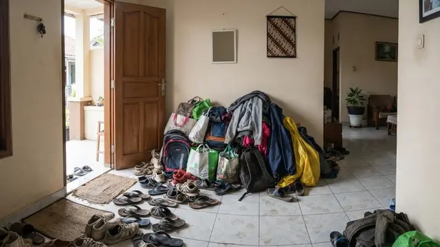 Kesalahan tata letak yang membuat area pintu masuk terasa sempit model mengabaikan penyimpanan vertikal