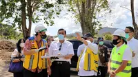 Menteri Koordinator Bidang Kemaritiman dan Investasi  Luhut Binsar Pandjaitan saat berkunjung ke Kawasan Puncak Waringin di Labuan Bajo, Jumat (11/9/2020).