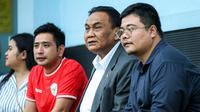 Salah satu founder Korea-Korea Selecao, Bambang Wuryanto atau akrab disapa Bambang Pacul (dua dari kanan), menyaksikan pertandingan uji coba Korea-Korea Selecao melawan ASIOP di Lapangan Sutasoma, Halim, Jakarta Timur, Senin (18/11/2024). (Bola.com/Bagaskara Lazuardi)
