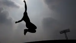 Seorang atlet Srilangka melakukan lompatan saat latihan di Stadion Madya Senayan, Jakarta, Selasa (3/10/2018). Latihan ini merupakan persiapan jelang Asian Para Games. (Bola.com/Vitalis Yogi Trisna)